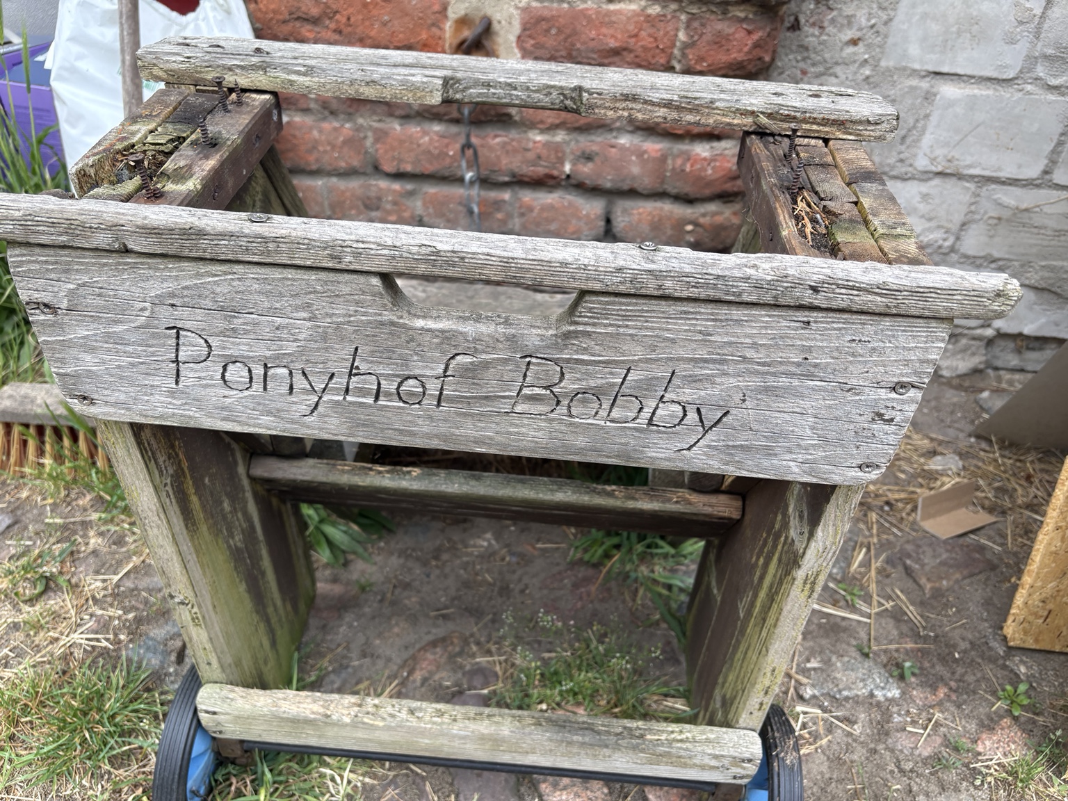 Altes Holzschild mit Schriftzug Ponyhof Bobby